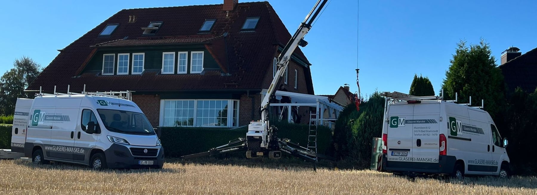 Glaserei Manske – Firmenfahrzeuge bei Glaseinstallation in Schleswig-Holstein