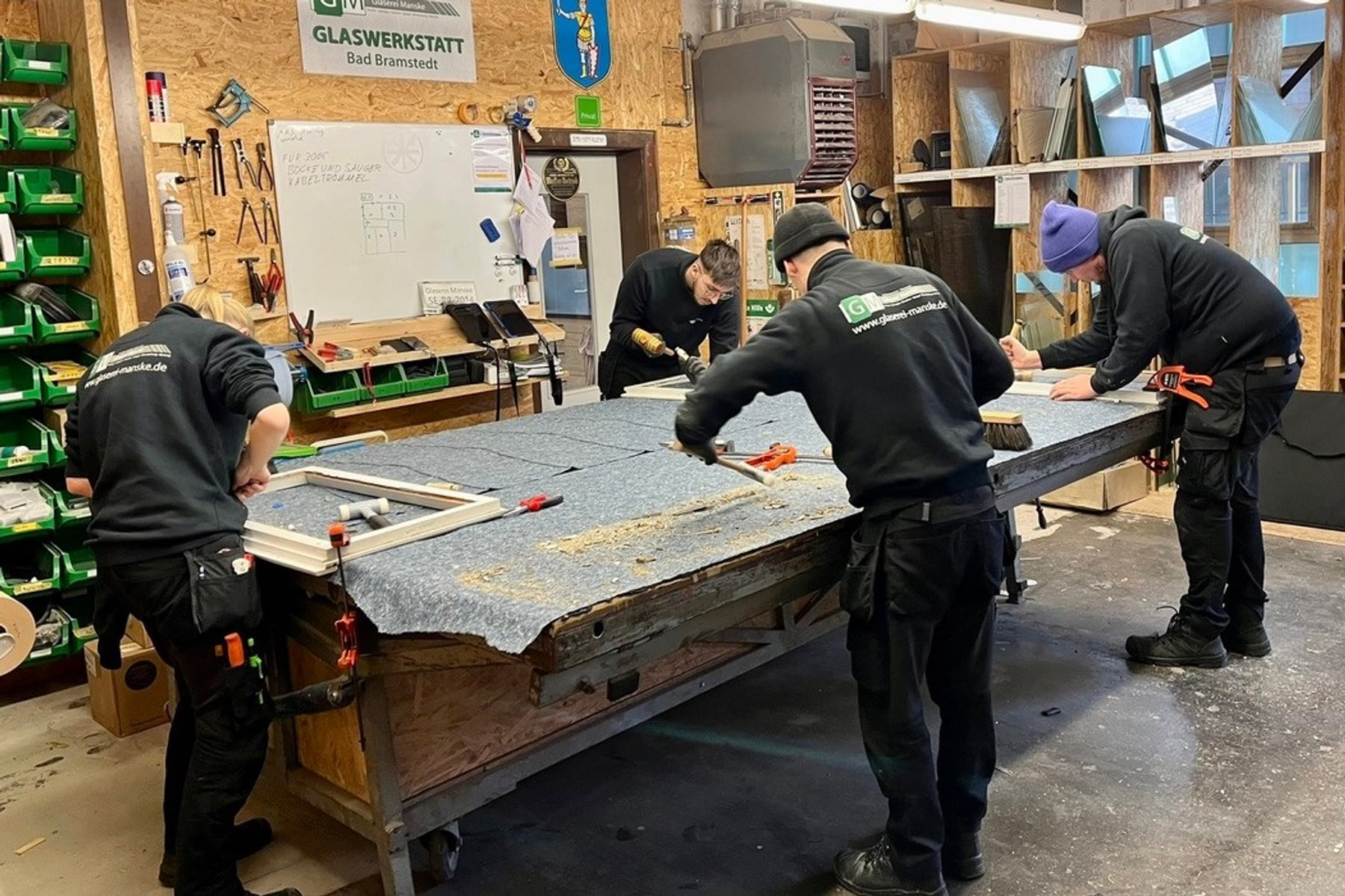 Handwerker in der Glaswerkstatt Manske