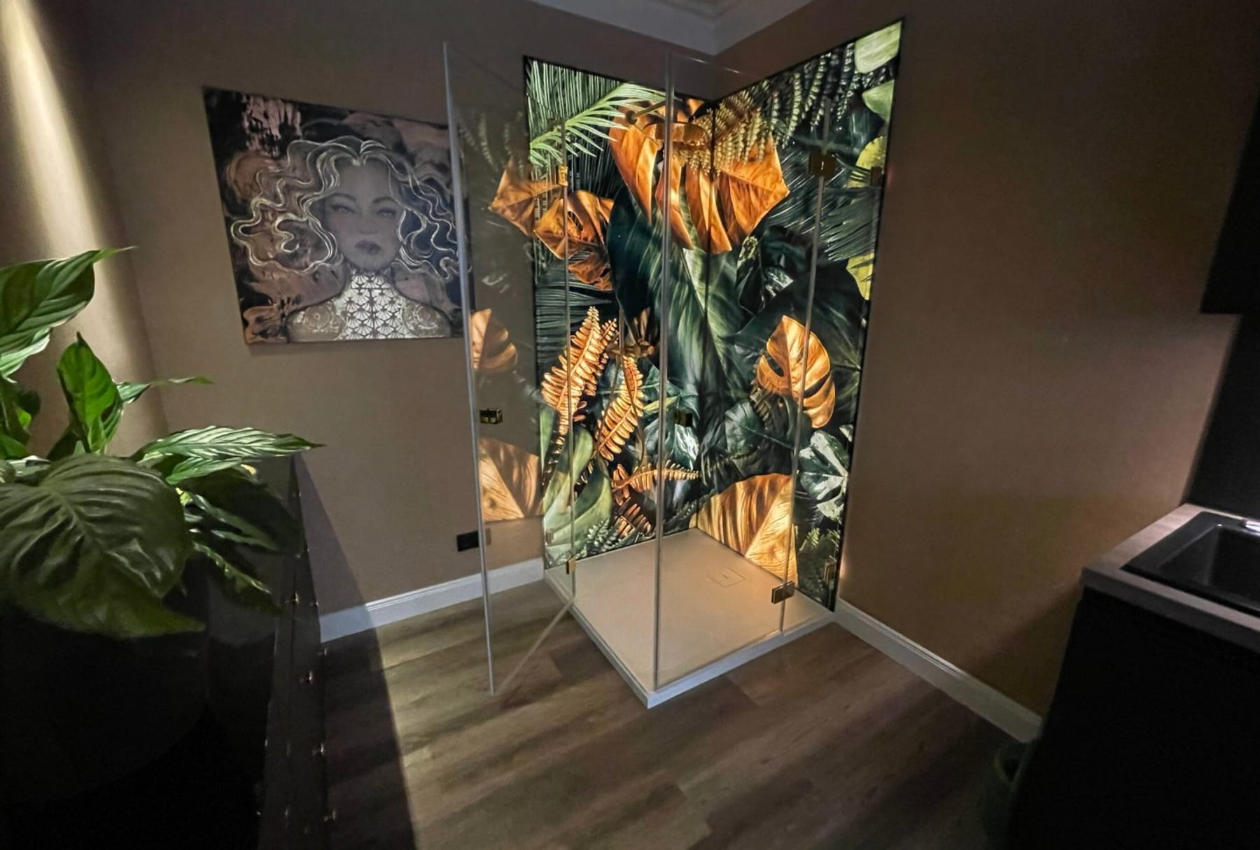Glasdusche mit bedrucktem Glas – Innenaufnahme