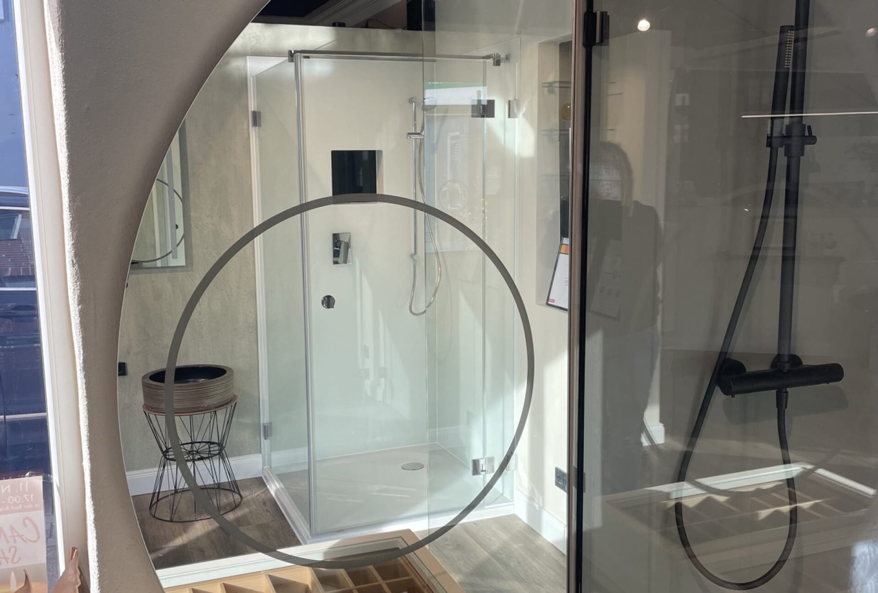 Showroom mit Spiegel und Glasdusche